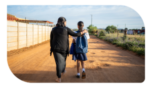 Imagen de una madre llevando al colegio a su hija.