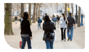 Mujeres caminando por la calle
